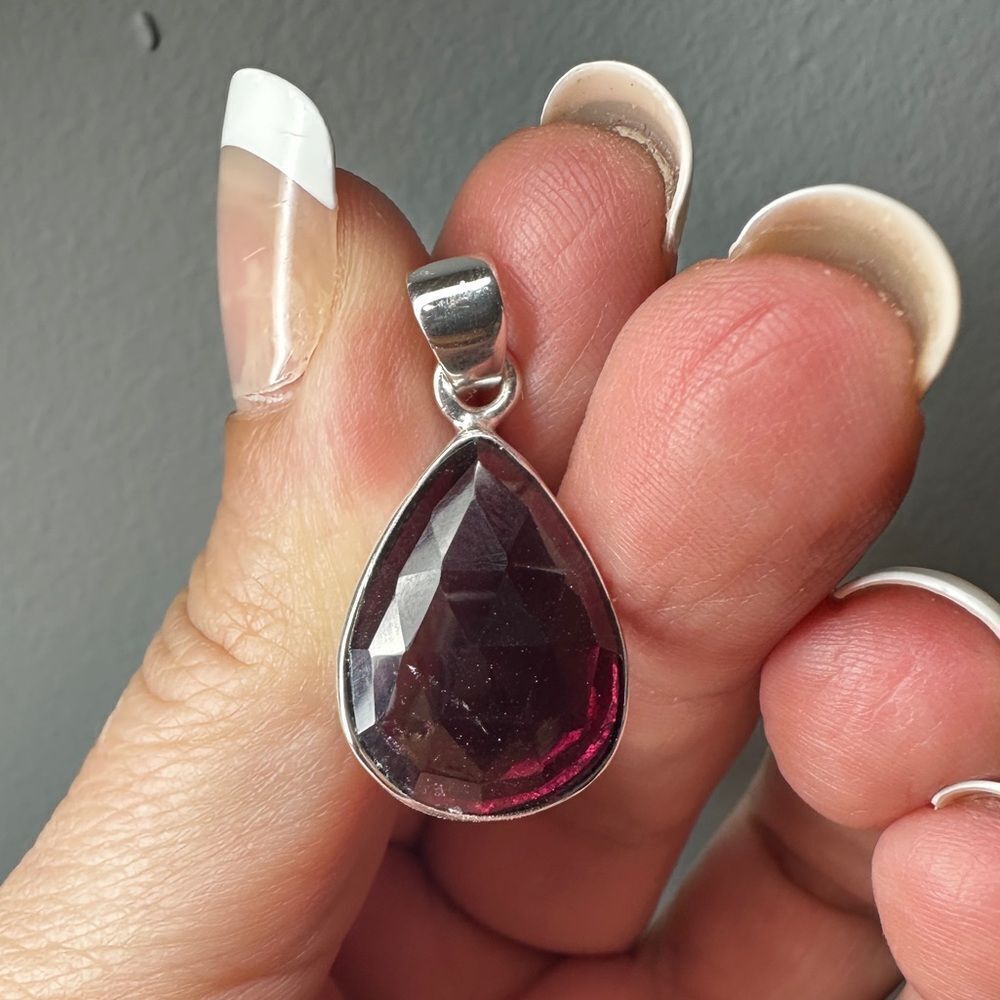 NWOT Stunning 19x13mm faceted pear cut India garnet in 925 pendant!
